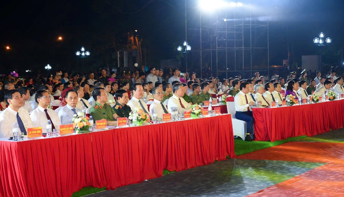 Tổng B&iacute; thư T&ocirc; L&acirc;m v&agrave; c&aacute;c đồng ch&iacute; l&atilde;nh đạo Đảng, Nh&agrave; nước dự khai mạc Lễ hội L&agrave;ng Sen to&agrave;n quốc 2025 v&agrave; kh&aacute;nh th&agrave;nh Tượng &ldquo;B&aacute;c Hồ về thăm qu&ecirc;&rdquo;.&nbsp;&nbsp;Ảnh: Th&agrave;nh Cường.