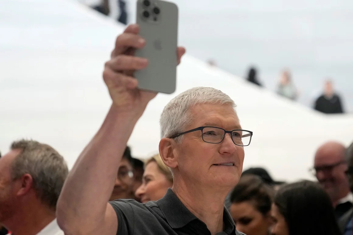 Gi&aacute;m đốc Điều h&agrave;nh Apple Tim Cook cầm chiếc iPhone 15 Pro trong khu&ocirc;n vi&ecirc;n của c&ocirc;ng ty hồi cuối năm ngo&aacute;i.