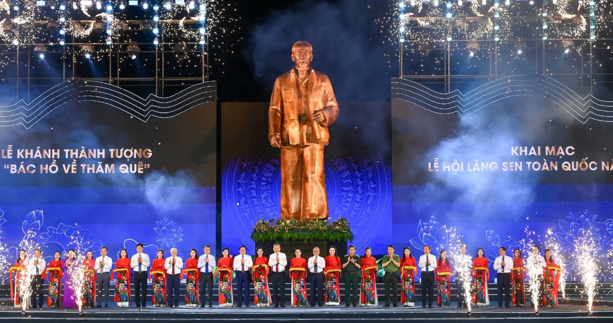 Tổng Bí thư Tô Lâm cùng các đồng chí lãnh đạo, nguyên lãnh đạo Đảng, Nhà nước và tỉnh Nghệ An cắt băng khánh thành Tượng “Bác Hồ về thăm quê”. Ảnh: Thành Cường