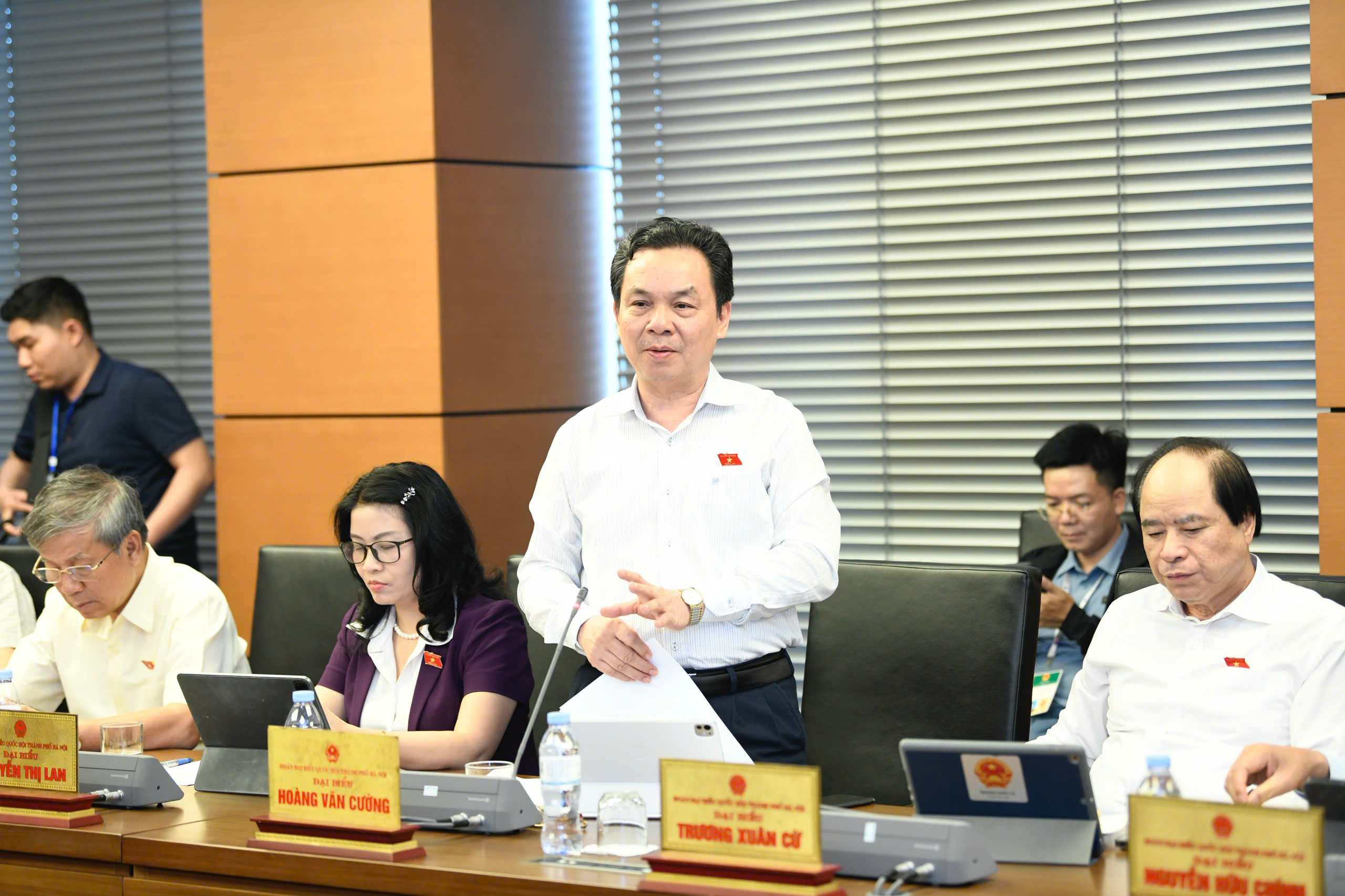 Đại biểu Ho&agrave;ng Văn Cường, đo&agrave;n H&agrave; Nội ph&aacute;t biểu tại tổ chiều 15/5.