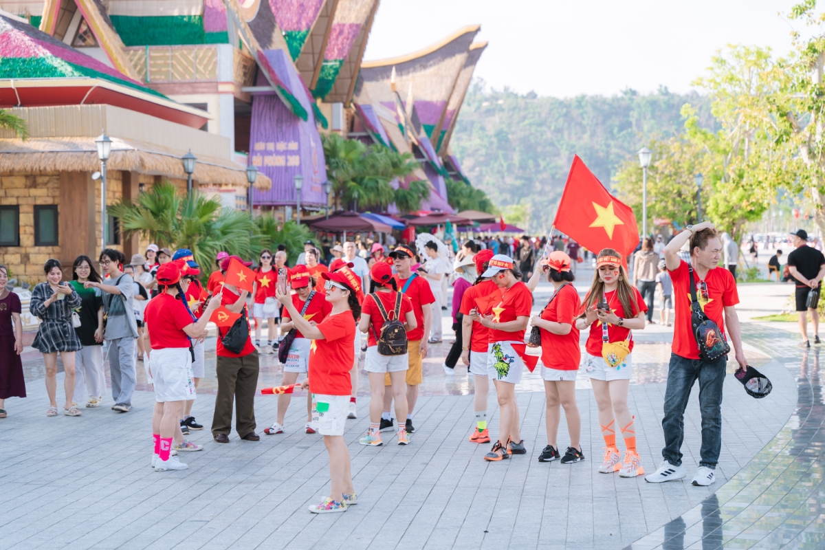 D&ograve;ng người đổ về Dragon Ocean Đồ Sơn dịp 30/4-1/5 vừa qua.