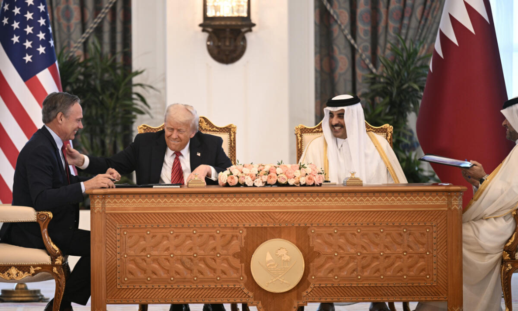 Ông Trump và Quốc vương Qatar Sheikh Tamim bin Hamad al-Thani tại lễ ký kết văn kiện hợp tác giữa doanh nghiệp hai nước - Ảnh: Bloomberg