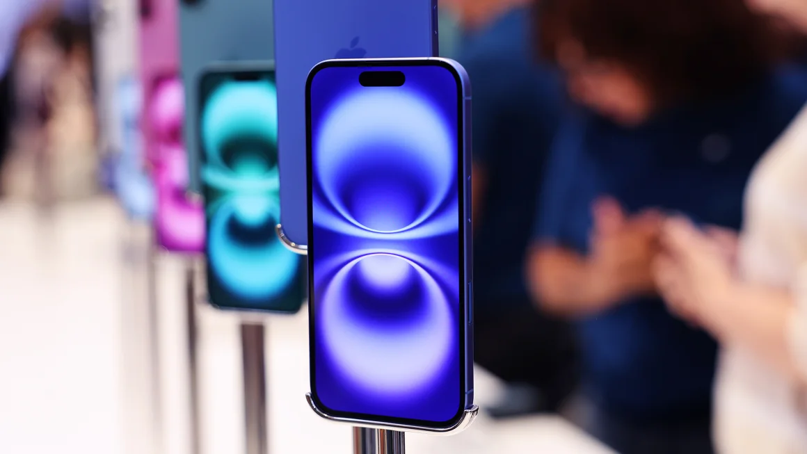 Điện thoại iPhone 16 được trưng bày tại Fifth Avenue Apple Store, Thành phố New York vào ngày ra mắt.