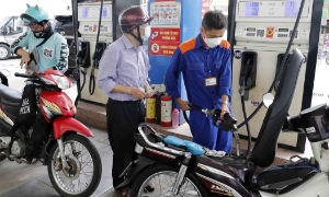 Giá xăng dầu tăng giảm trái chiều