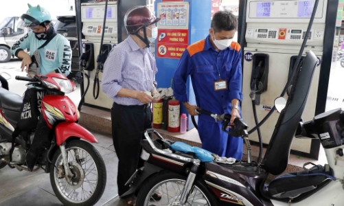 Giá xăng dầu tăng giảm trái chiều