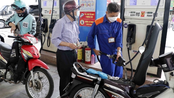 Giá xăng dầu tăng giảm trái chiều