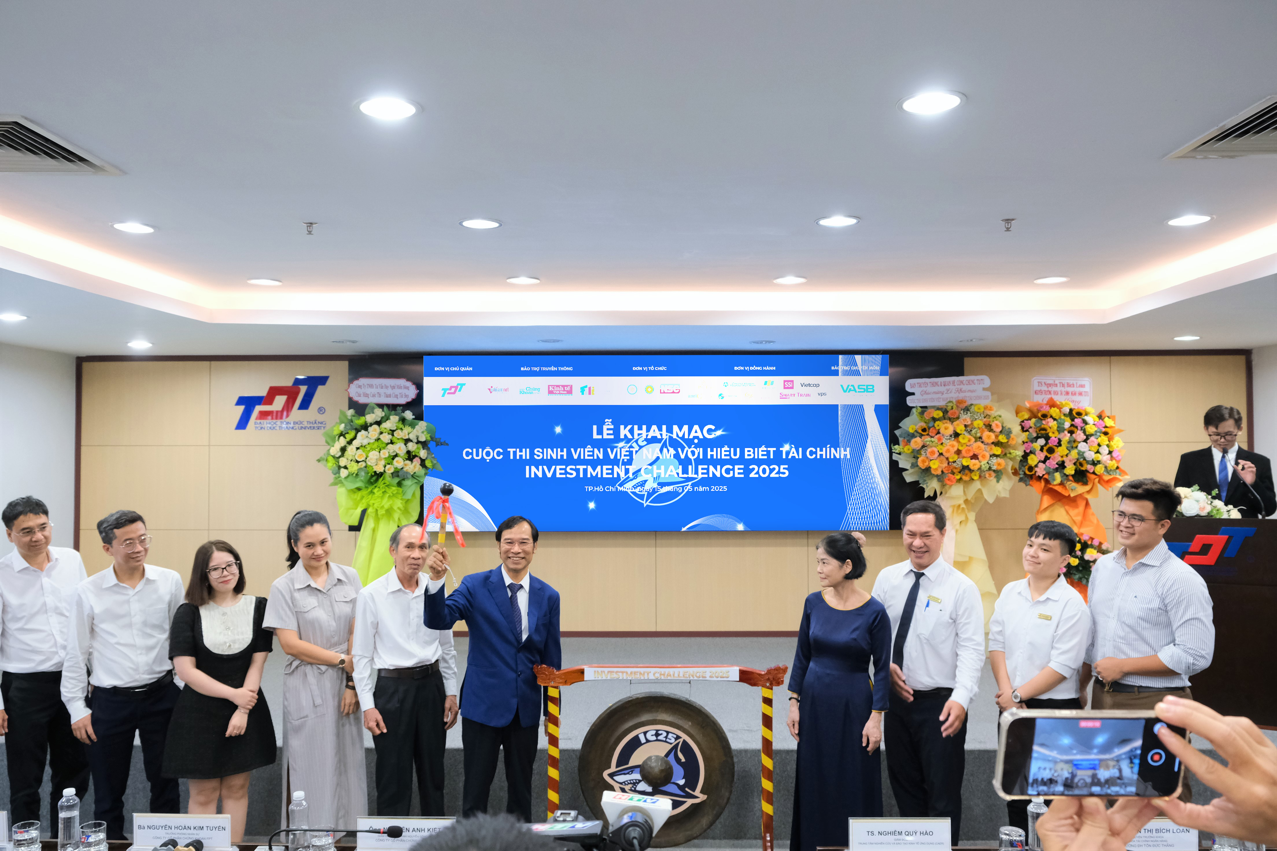 TS. Nghiêm Quý Hào gõ cồng chiêng khai mạc Cuộc thi Sinh viên Việt Nam với hiểu biết tài chính - Investment Challenge 2025, chiều 15/5.