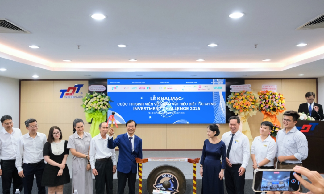 TS. Nghiêm Quý Hào gõ cồng chiêng khai mạc Cuộc thi Sinh viên Việt Nam với hiểu biết tài chính - Investment Challenge 2025, chiều 15/5.