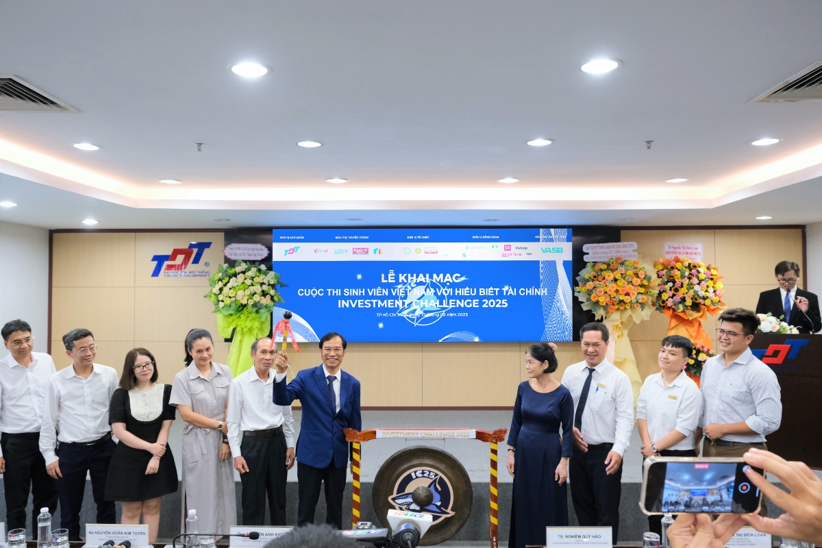 TS. Nghiêm Quý Hào gõ cồng chiêng khai mạc Cuộc thi Sinh viên Việt Nam với hiểu biết tài chính - Investment Challenge 2025, chiều 15/5.