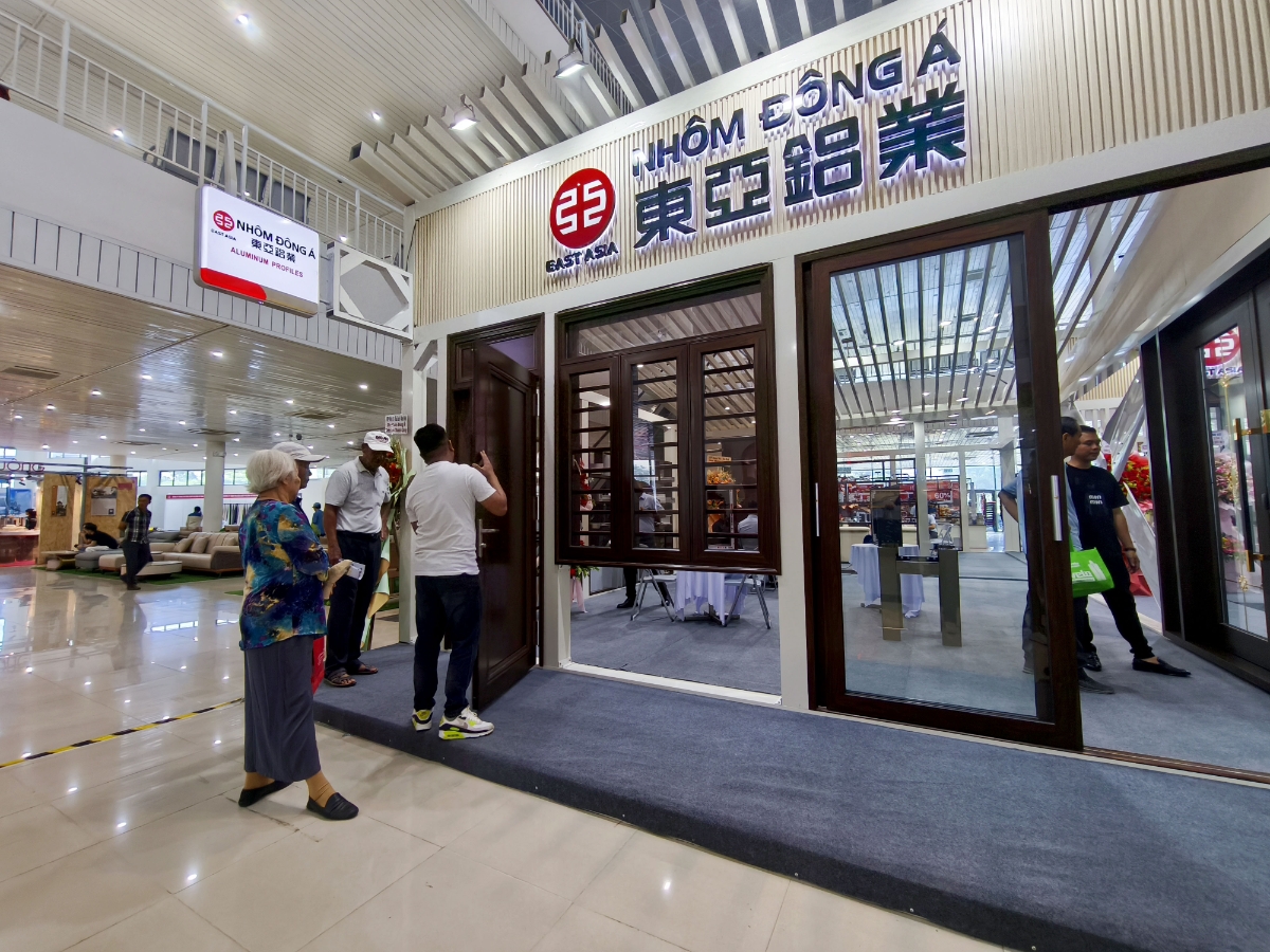 Gian h&agrave;ng của h&atilde;ng nh&ocirc;m Đ&ocirc;ng &Aacute; - Ảnh: Quang Hiếu