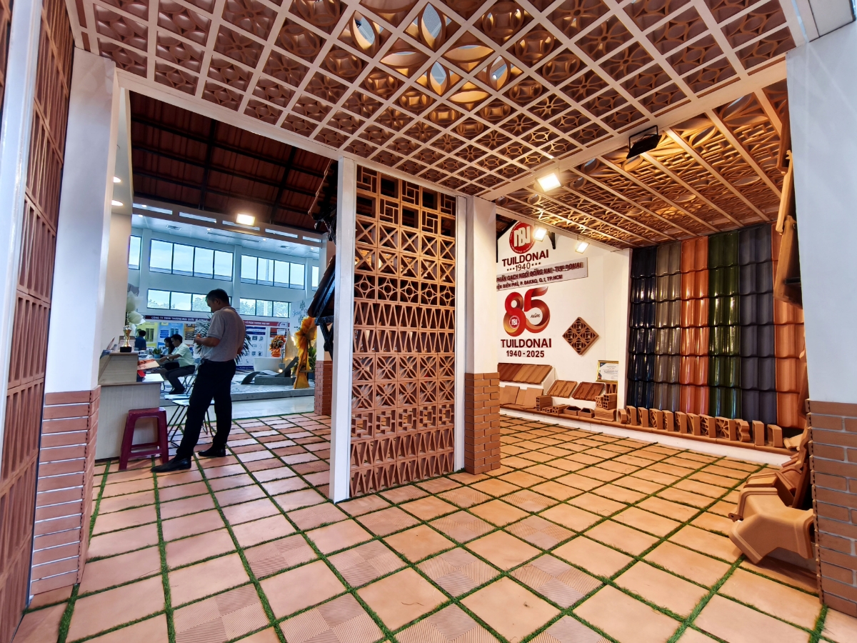 Gian h&agrave;ng gạch, ng&oacute;i x&acirc;y dựng của Việt Nam - Ảnh: Quang Hiếu