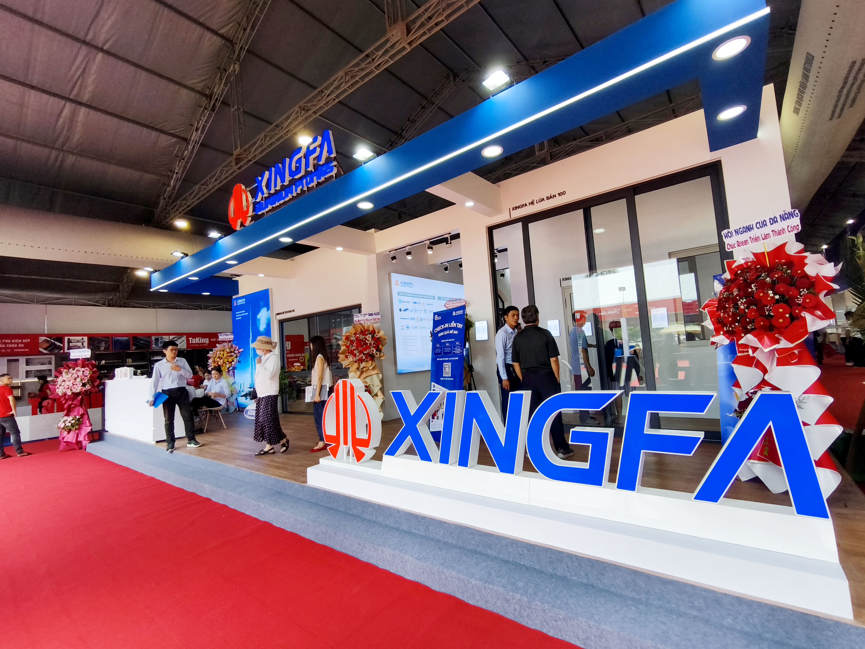 Gian hàng của hãng nhôm Xingfa do Công ty Asean phân phối - Ảnh: Quang Hiếu