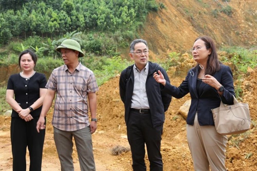 Ông Shin Ishikawa và đoàn công tác của Nhật Bản đến những nơi đã từng xảy ra thiên tai ở Yên Bái.