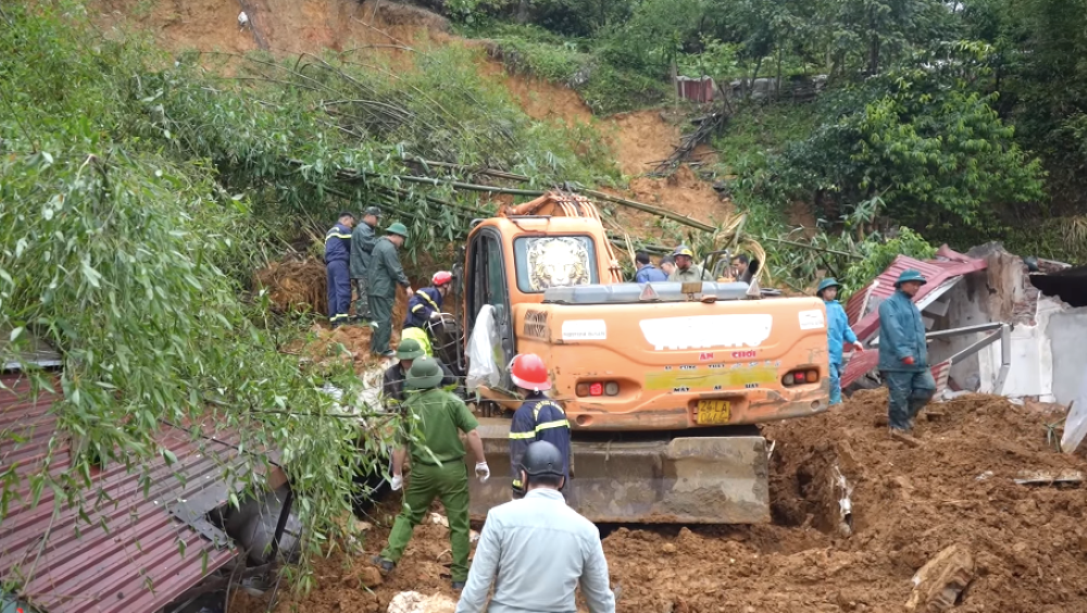 Sạt lở đất tại Sa Pa sáng sớm ngày 15/5/2025.