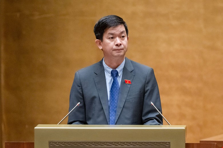 Ông Lê Quang Tùng, Tổng thư ký Quốc hội, Chủ nhiệm Văn phòng Quốc hội, trình bày Tờ trình dự thảo Nghị quyết.