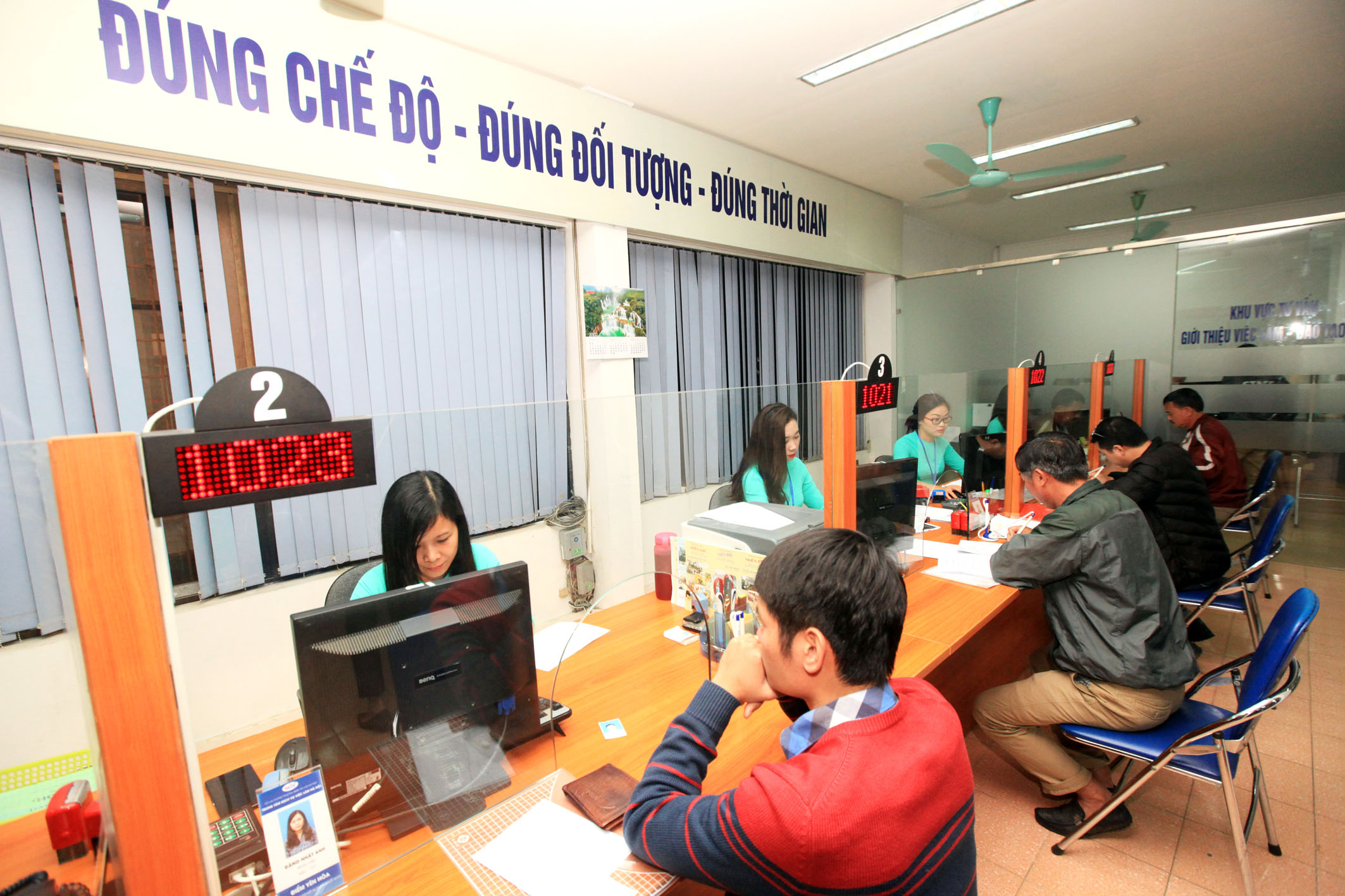 Công chức giải quyết thủ tục cho người dân. Ảnh: Anh Tuấn.