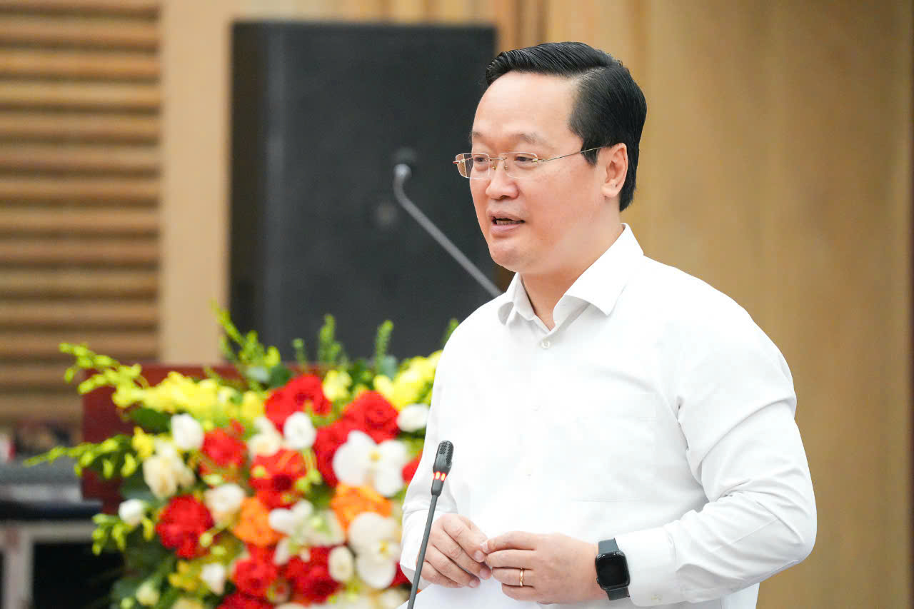 Bí thư Tỉnh ủy Nghệ An Nguyễn Đức Trung báo cáo tình hình, kết quả thực hiện Nghị quyết Đại hội Đảng toàn quốc lần thứ XIII, Nghị quyết Đại hội Đảng bộ tỉnh lần thứ XIX và một số nhiệm vụ trọng tâm năm 2025