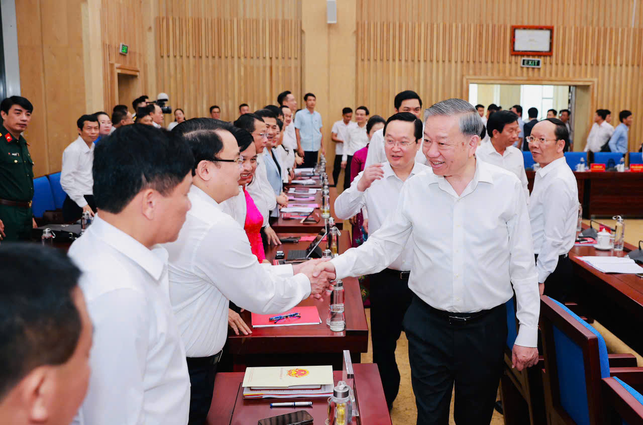 Tổng B&iacute; thư T&ocirc; L&acirc;m thăm hỏi c&aacute;c đồng ch&iacute; l&atilde;nh đạo tỉnh Nghệ An