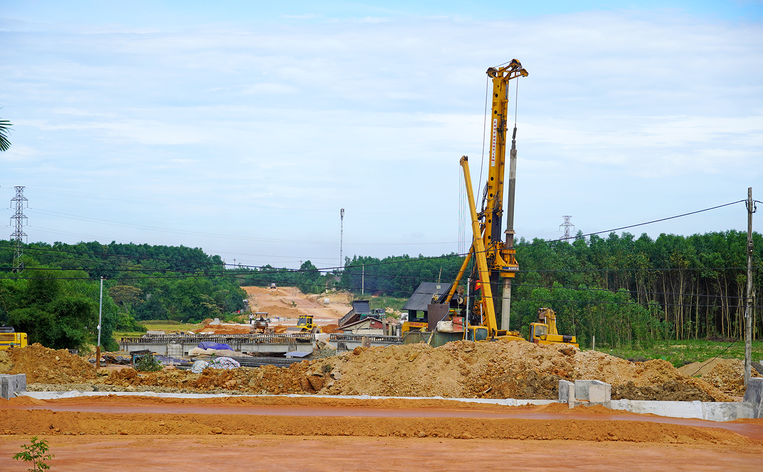 Công trường thi công dự án Đường Hùng Vương kết nối Hành lang kinh tế Đông - Tây