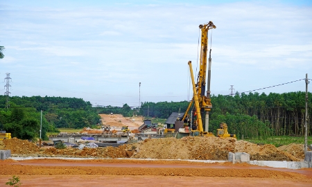 Công trường thi công dự án Đường Hùng Vương kết nối Hành lang kinh tế Đông - Tây