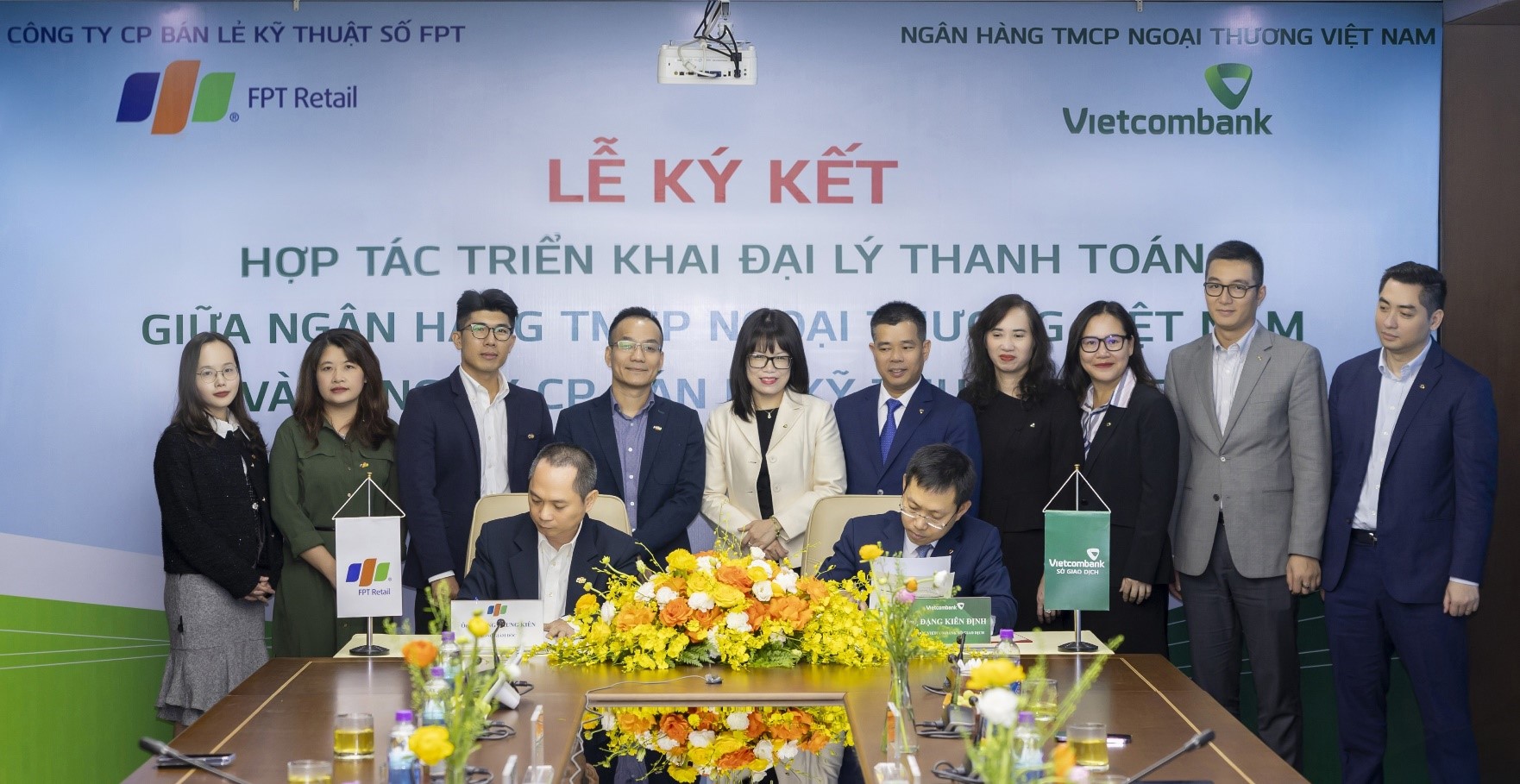 Đại diện Công ty Cổ phần Bán lẻ Kỹ thuật số FPT (FPT Retail) và Ngân hàng TMCP Ngoại thương Việt Nam (Vietcombank) ký hợp tác chiến lược.