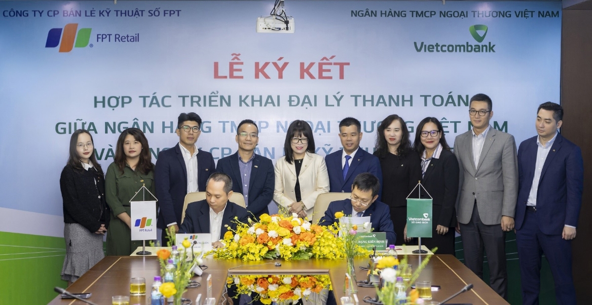 Đại diện C&ocirc;ng ty Cổ phần B&aacute;n lẻ Kỹ thuật số FPT (FPT Retail) v&agrave; Ng&acirc;n h&agrave;ng TMCP Ngoại thương Việt Nam (Vietcombank) k&yacute; hợp t&aacute;c chiến lược.