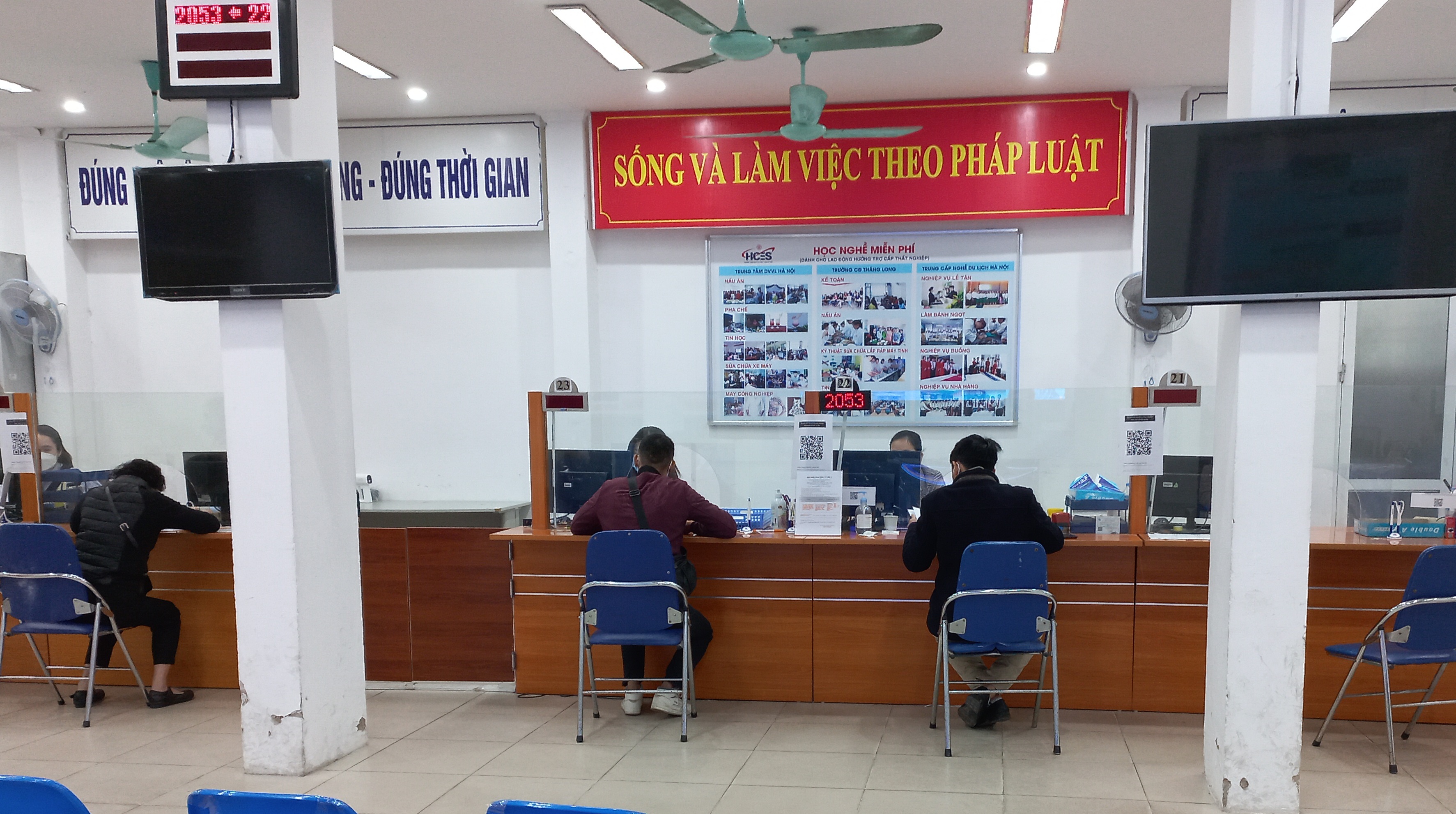 Lao động làm thủ tục hưởng bảo hiểm thất nghiệp. Ảnh: PM.