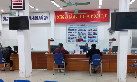 Lao động làm thủ tục hưởng bảo hiểm thất nghiệp. Ảnh: PM.
