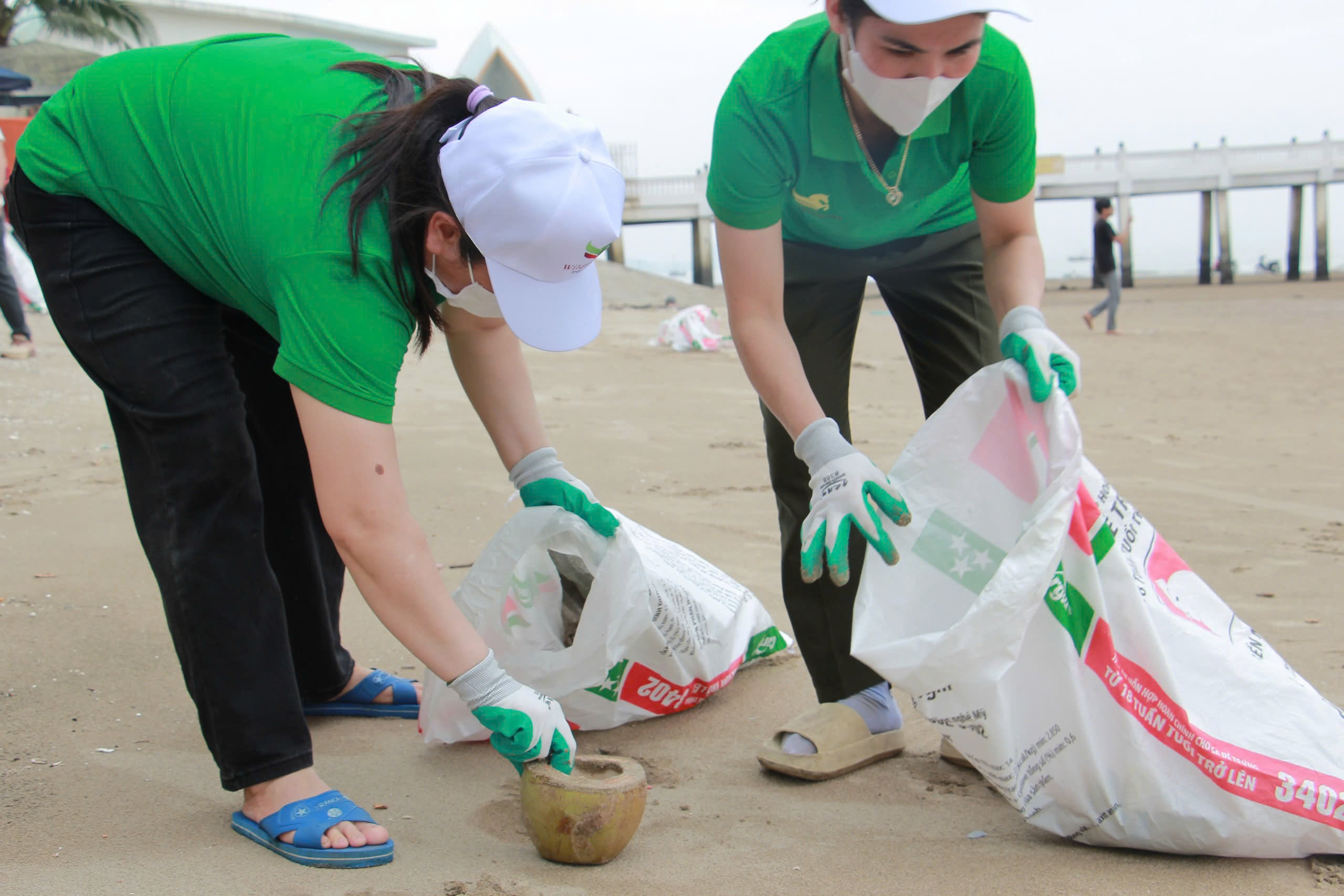 &Ocirc;ng Cao Văn Bi&ecirc;n, đại diện c&acirc;u lạc bộ Du lịch biển Hải Tiến, chia sẻ: &ldquo;Mỗi h&agrave;nh động nhỏ h&ocirc;m nay ch&iacute;nh l&agrave; bước đi quan trọng để h&igrave;nh th&agrave;nh th&oacute;i quen sống xanh v&agrave; c&oacute; tr&aacute;ch nhiệm hơn với m&ocirc;i trường. Ch&uacute;ng t&ocirc;i tin rằng, khi cộng đồng c&ugrave;ng chung tay, b&atilde;i biển Hải Tiến kh&ocirc;ng chỉ sạch đẹp hơn m&agrave; c&ograve;n trở th&agrave;nh điểm đến th&acirc;n thiện, bền vững trong mắt du kh&aacute;ch&rdquo;.