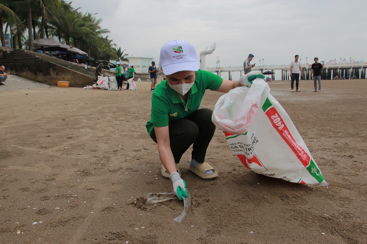 Hoạt động được thực hiện định kỳ, nhằm g&igrave;n giữ cảnh quan v&agrave; n&acirc;ng cao nhận thức cộng đồng về bảo vệ m&ocirc;i trường biển.