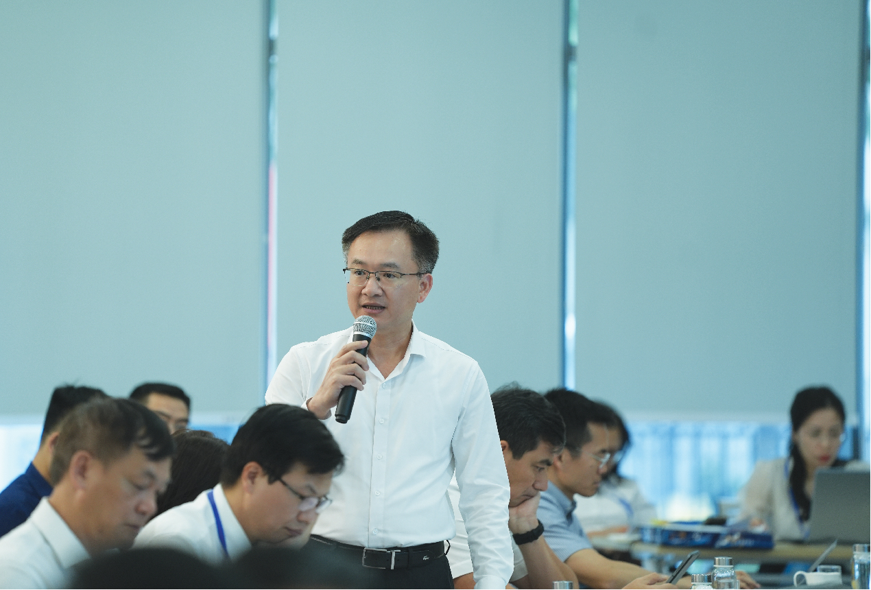 &Ocirc;ng Trần Văn Hưu, Trưởng ban T&agrave;i ch&iacute;nh kế to&aacute;n trả lời c&acirc;u hỏi của cổ đ&ocirc;ng.