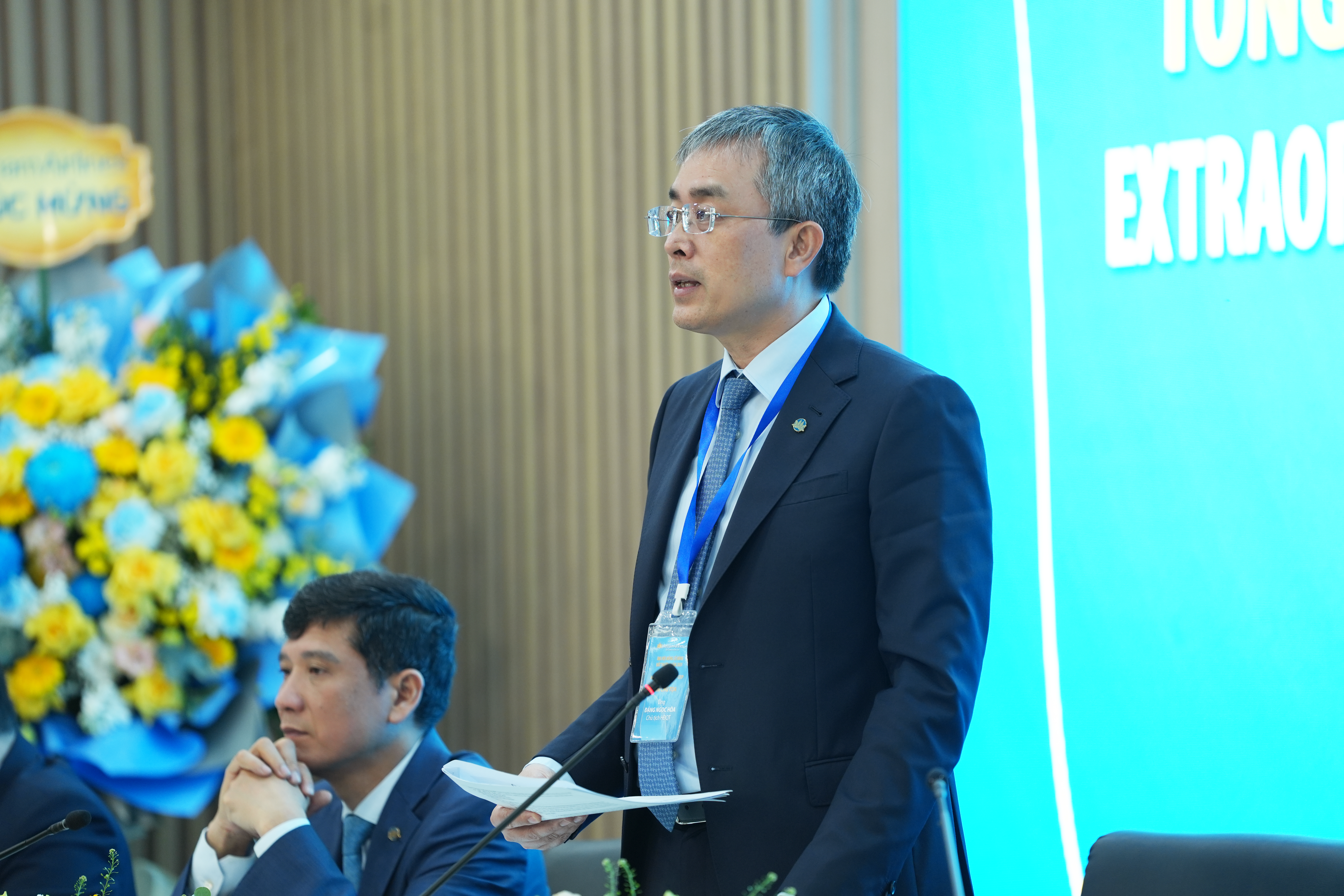 Ông Đặng Ngọc Hoà, Chủ tịch Hội đồng quản trị Vietnam Airlines, trả lời câu hỏi của cổ đông tại Đại hội. Ảnh: VNA. 