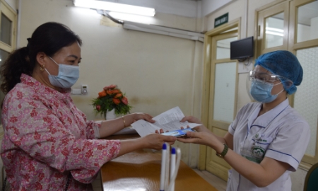 Làm thủ tục khám chữa bệnh bảo hiểm y tế. Ảnh: Duy Nguyễn.