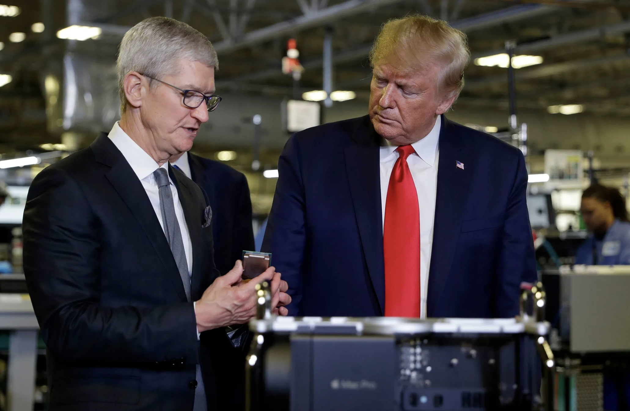 CEO Tim Cook của Apple và Tổng thống Mỹ Donald Trump - Ảnh: Bloomberg.