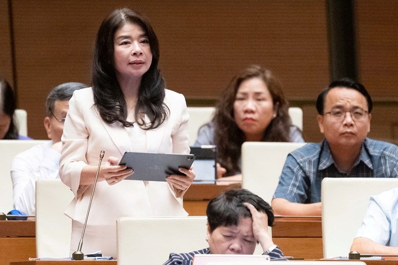 Đại biểu L&ecirc; Thu H&agrave;, đo&agrave;n L&agrave;o Cai.