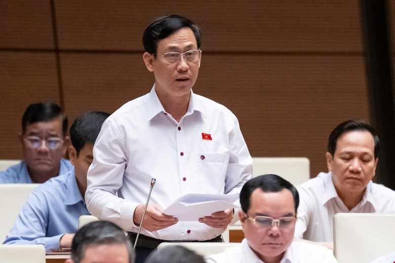 Đại biểu Mai Văn Hải, đo&agrave;n Thanh H&oacute;a, g&oacute;p &yacute; kiến thảo luận.