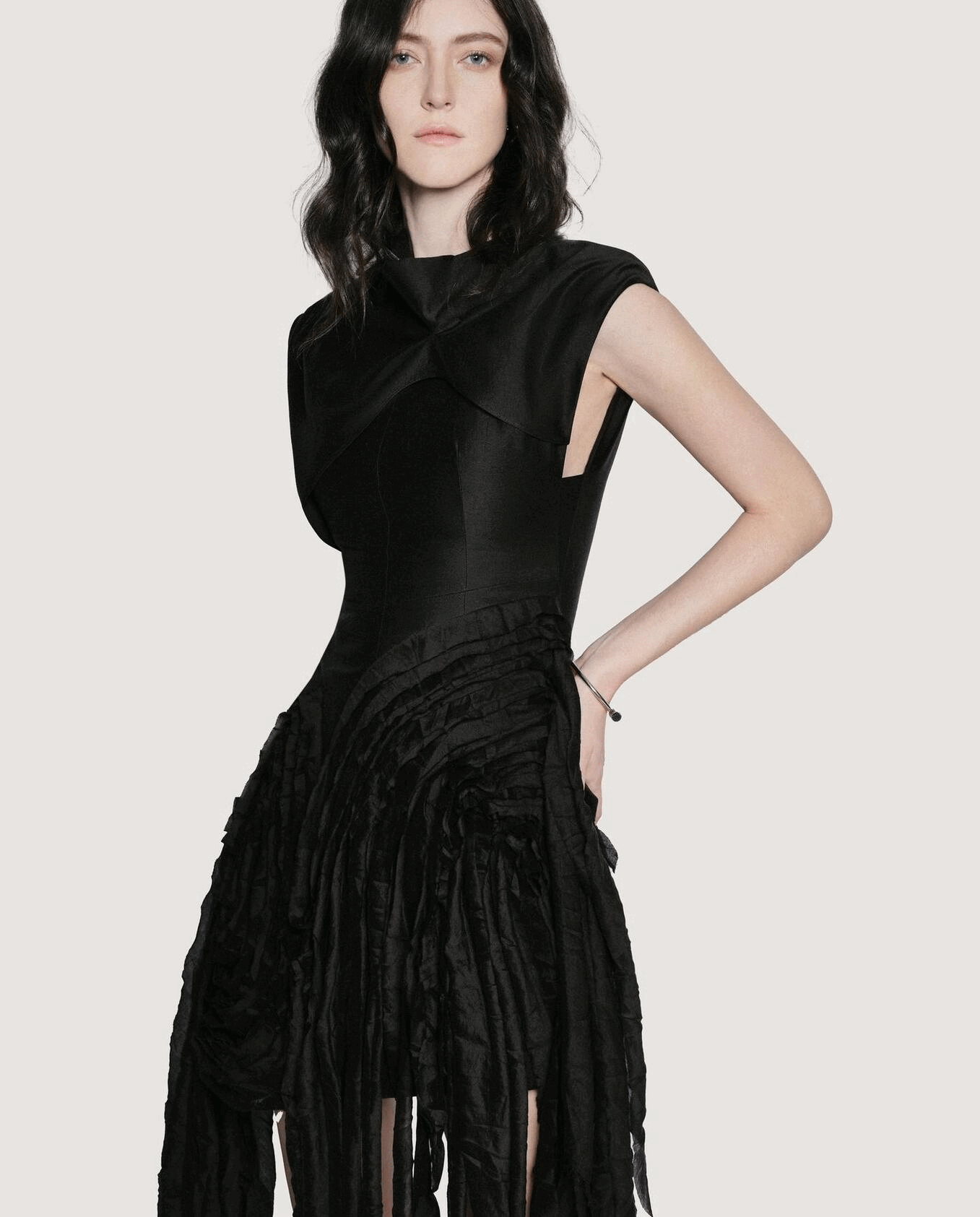 Một v&agrave;i trang phục trong BST&nbsp;ZigZag t&ocirc;n vinh những gi&aacute; trị truyền thống của&nbsp;giấy D&oacute; của Phan Đăng Ho&agrave;ng.