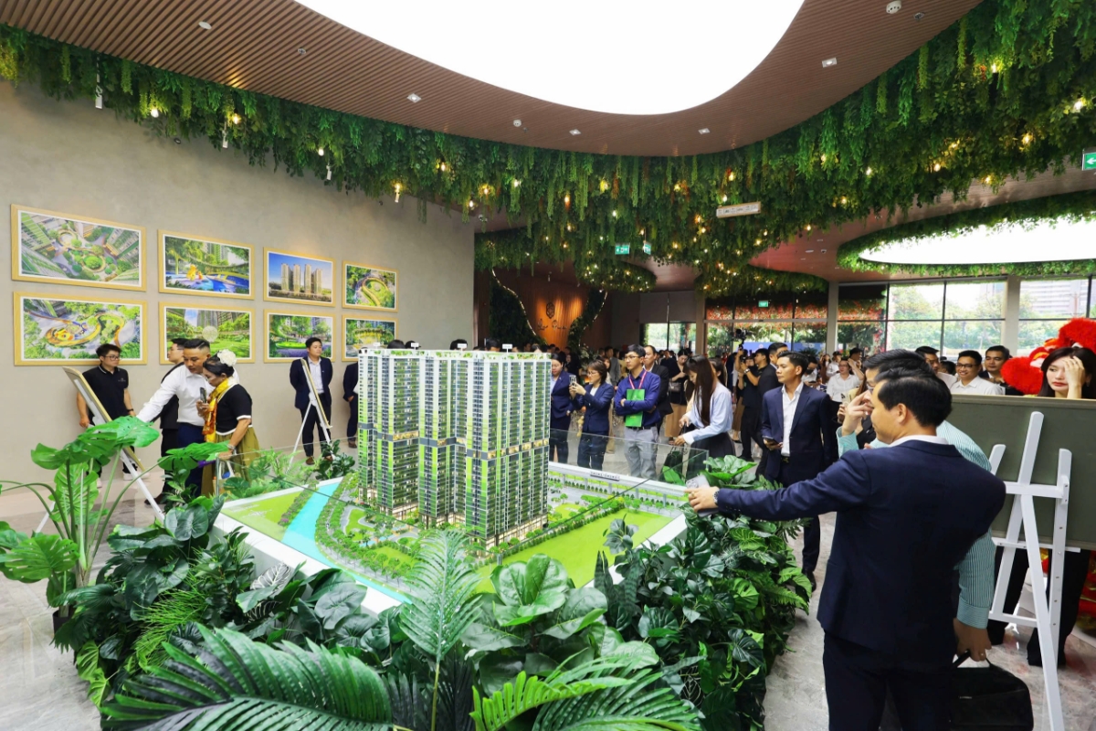 Kh&aacute;ch h&agrave;ng v&agrave; nh&agrave; đầu tư tham quan thực tế Sales Gallery v&agrave; căn hộ mẫu.