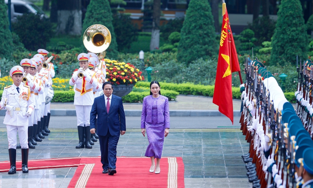 Thủ tướng Phạm Minh Chính và Thủ tướng Paetongtarn Shinawatra duyệt Đội Danh dự Quân đội nhân dân Việt Nam - Ảnh: VGP