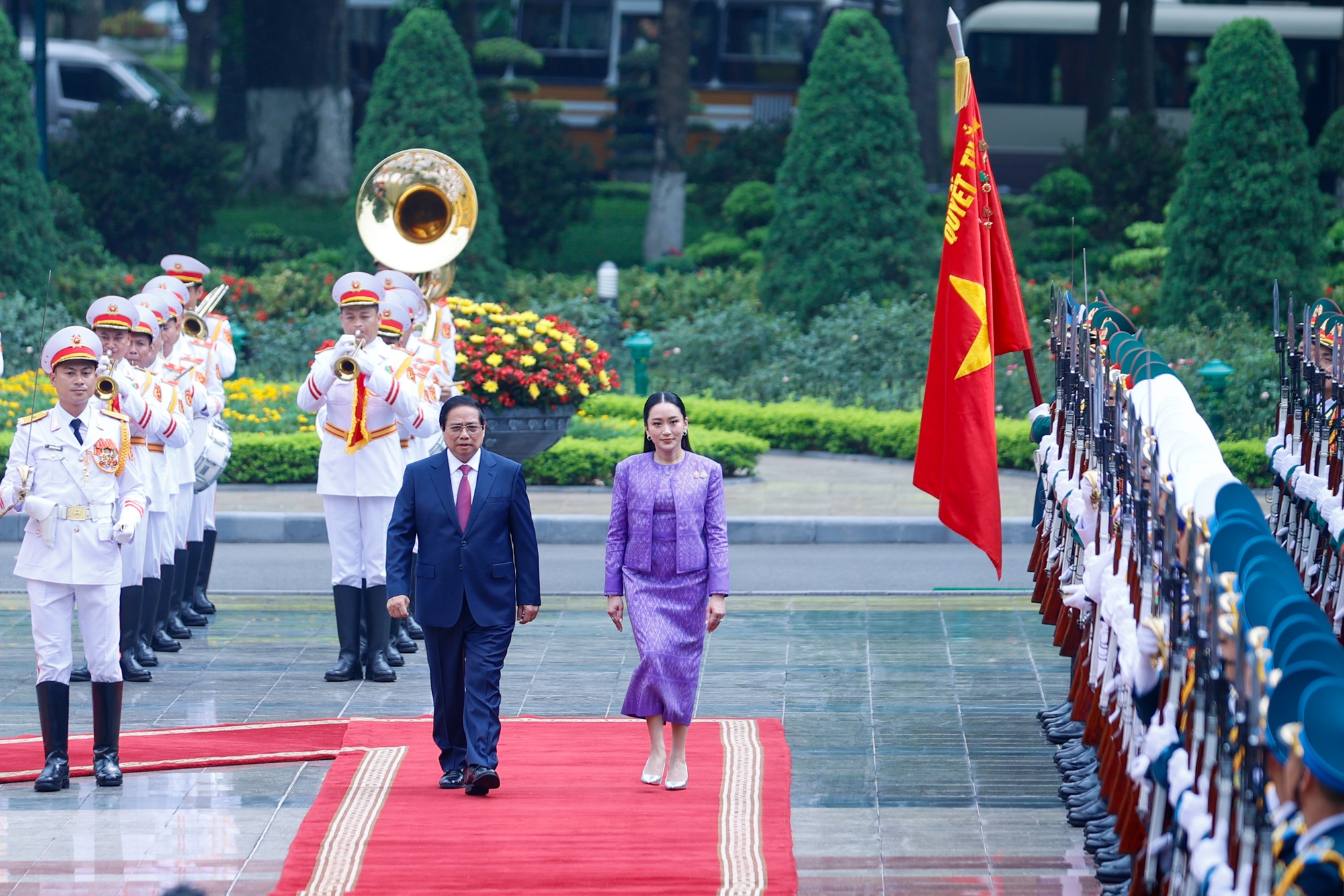 Thủ tướng Phạm Minh Chính và Thủ tướng Paetongtarn Shinawatra duyệt Đội Danh dự Quân đội nhân dân Việt Nam - Ảnh: VGP
