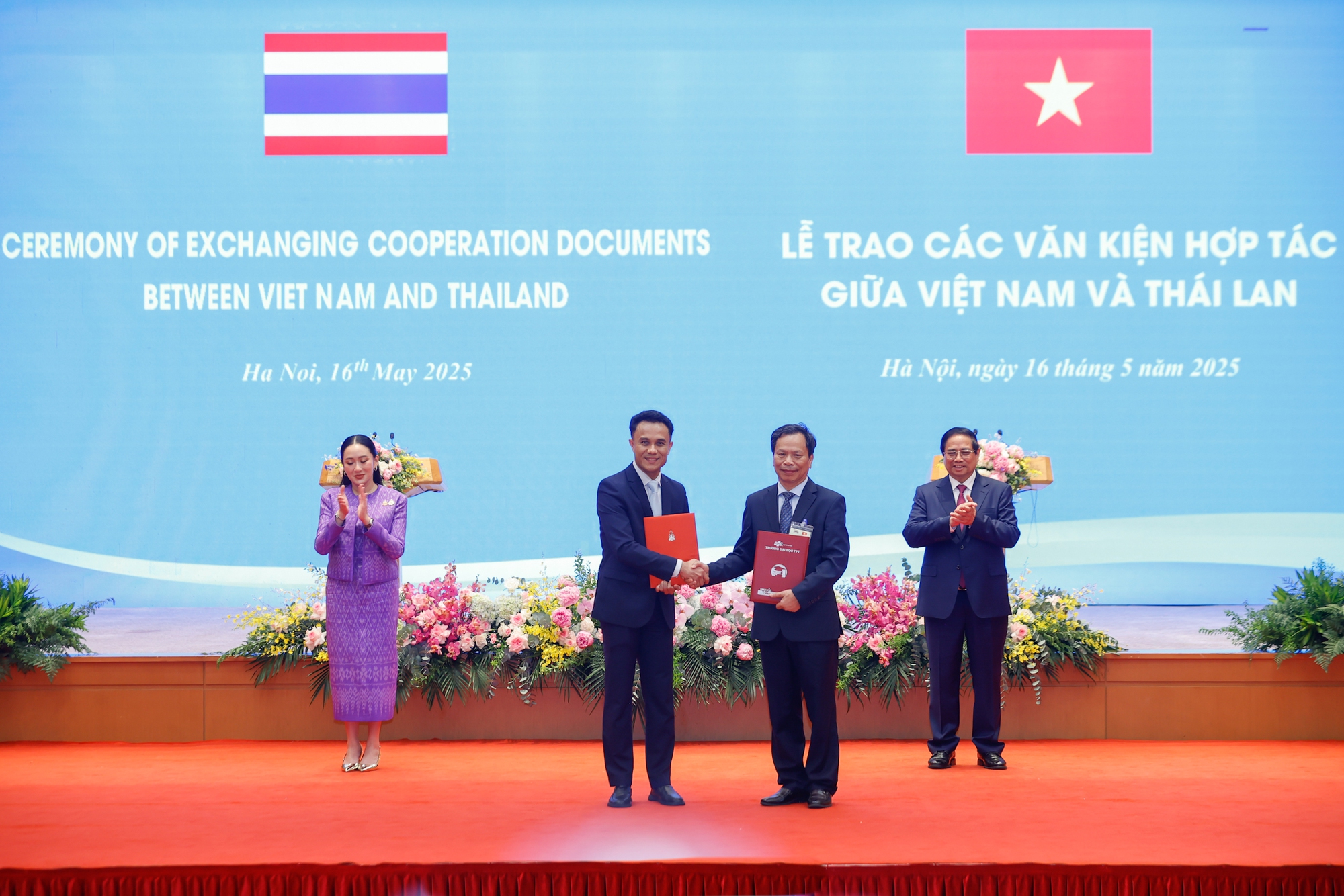 Thủ tướng Phạm Minh Ch&iacute;nh v&agrave; Thủ tướng Th&aacute;i Lan Paetongtarn Shinawatra chứng kiến trao Bi&ecirc;n bản ghi nhớ giữa Đại học Khon Kaen v&agrave; Đại học FPT về hợp t&aacute;c đ&agrave;o tại nguồn nh&acirc;n lực về c&ocirc;ng nghệ b&aacute;n dẫn - Ảnh: VGP