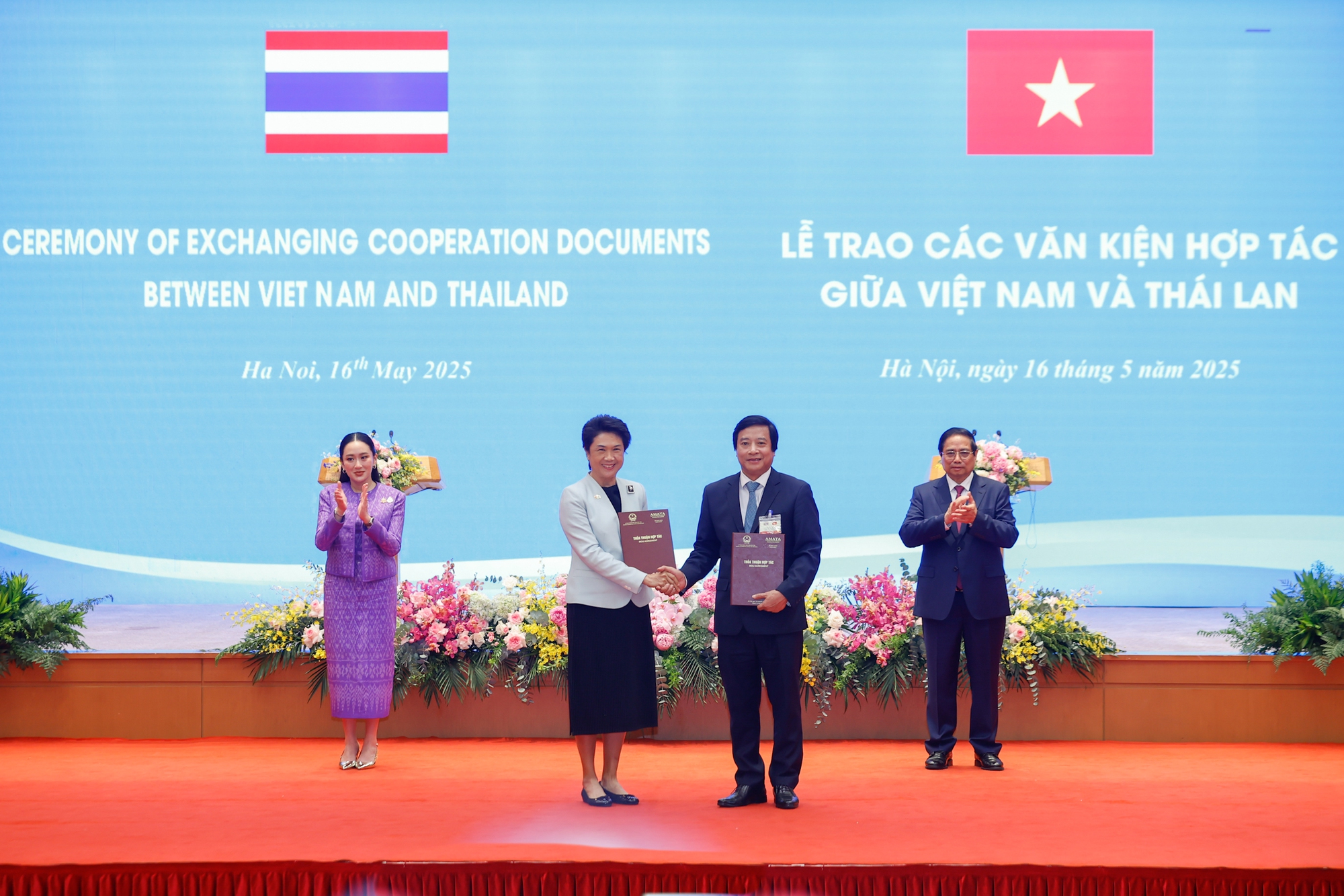 Thủ tướng Phạm Minh Chính và Thủ tướng Thái Lan Paetongtarn Shinawatra chứng kiến trao Biên bản ghi nhớ hợp tác đầu tư chiến lược giữa UBND tỉnh Phú Thọ và Tập đoàn Amata Việt Nam - Ảnh: VGP