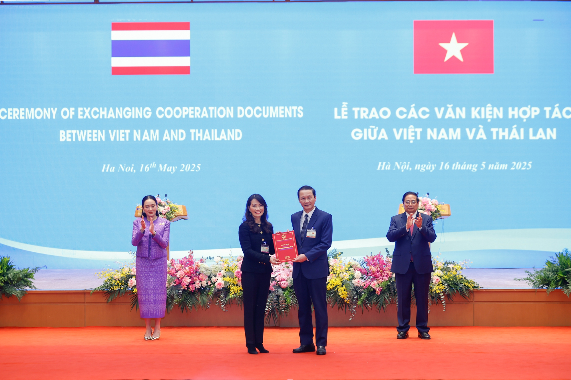 Thủ tướng Phạm Minh Ch&iacute;nh v&agrave; Thủ tướng Th&aacute;i Lan Paetongtarn Shinawatra chứng kiến trao Quyết định chấp thuận chủ trương đầu tư dự &aacute;n, kết cấu hạ tầng Khu C&ocirc;ng nghiệp Giang Quang Thịnh, tỉnh Thanh Ho&aacute; - Ảnh: VGP