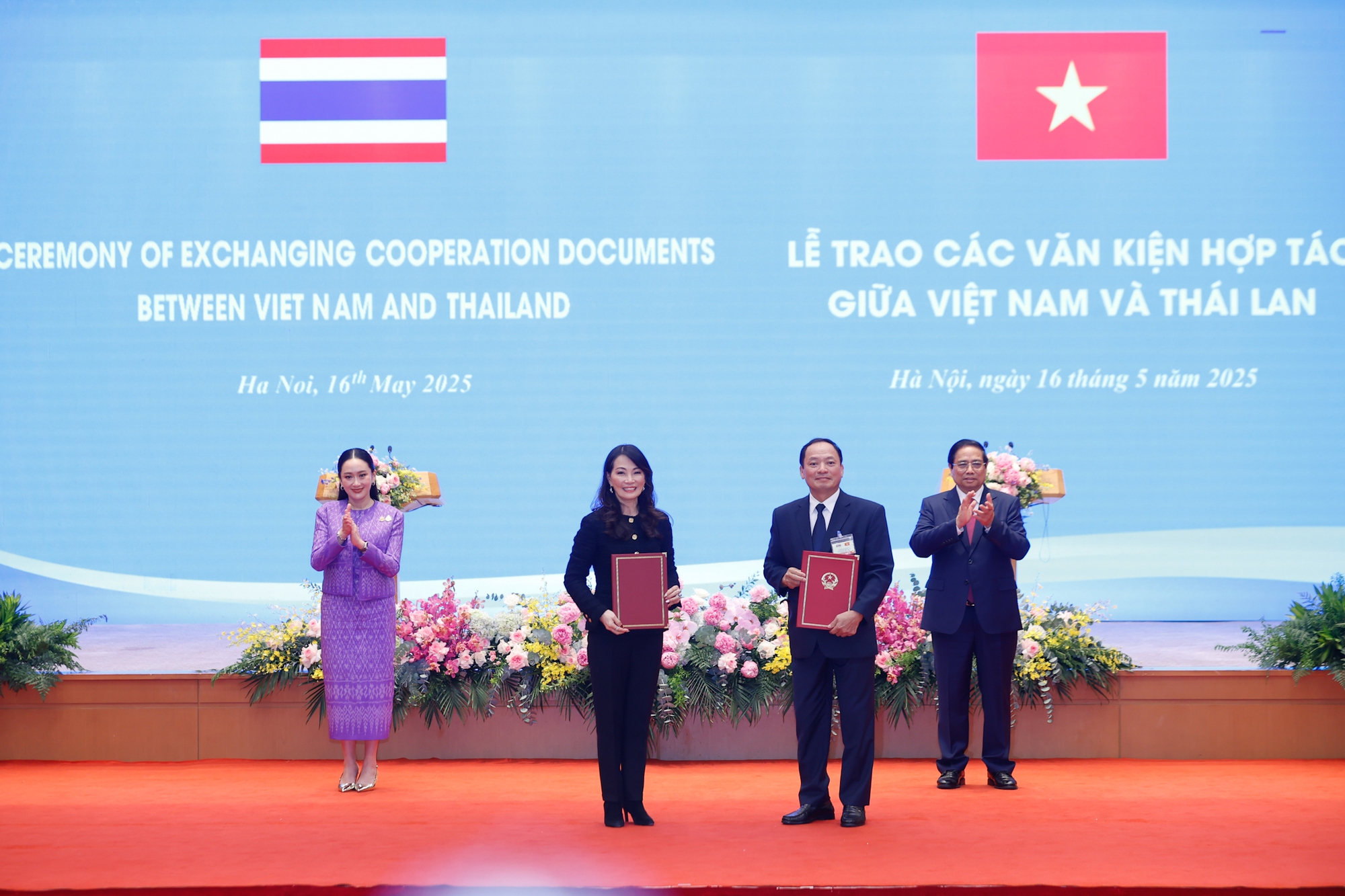 Thủ tướng Phạm Minh Ch&iacute;nh v&agrave; Thủ tướng Th&aacute;i Lan Paetongtarn Shinawatra chứng kiến trao Bản ghi nhớ giữa UBND tỉnh Hưng Y&ecirc;n v&agrave; Tập đo&agrave;n WHA (Th&aacute;i Lan) về việc ph&aacute;t triển khu c&ocirc;ng nghiệp Ph&ugrave; Cừ tr&ecirc;n địa b&agrave;n tỉnh Hưng Y&ecirc;n - Ảnh: VGP