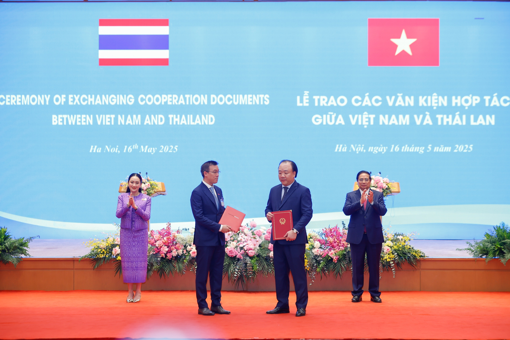 Thủ tướng Phạm Minh Ch&iacute;nh v&agrave; Thủ tướng Th&aacute;i Lan Paetongtarn Shinawatra chứng kiến trao Chương tr&igrave;nh hợp t&aacute;c giữa Cục Quản l&yacute; v&agrave; Ph&aacute;t triển thị trường trong nước, Vụ Ph&aacute;t triển thị trường nước ngo&agrave;i - Bộ C&ocirc;ng Thương Việt Nam với Tập đo&agrave;n Central (Th&aacute;i Lan) giai đoạn 2026-2028 - Ảnh: VGP