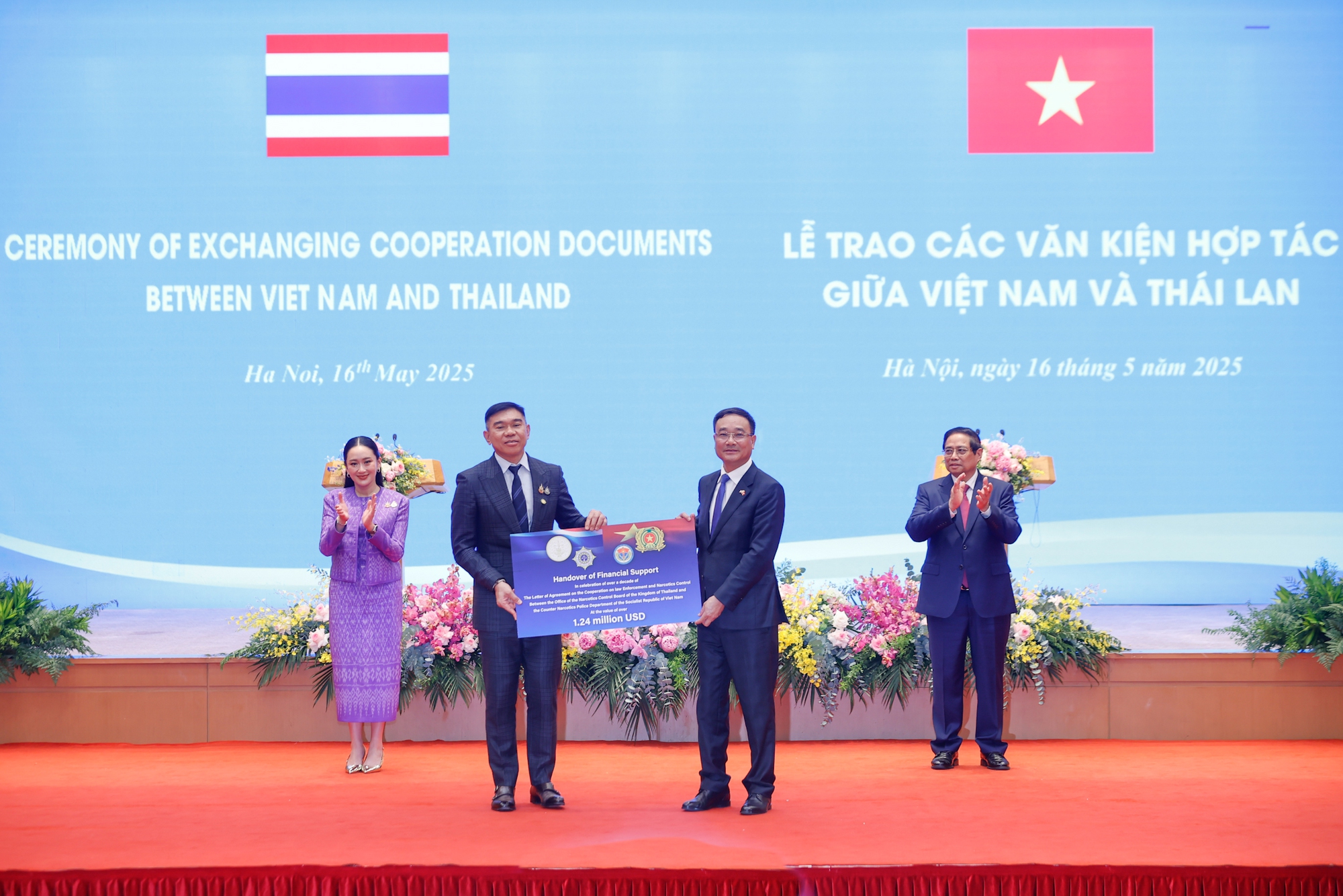Thủ tướng Phạm Minh Chính và Thủ tướng Thái Lan Paetongtarn Shinawatra chứng kiến trao Khoản hỗ trợ tài chính nhân dịp kỷ niệm hơn một thập niên triển khai Thư Thỏa thuận hợp tác về công tác thực thi pháp luật và kiểm soát ma túy giữa Văn phòng Ủy ban Phòng, chống ma túy, Bộ Tư pháp Thái Lan và Cục Cảnh sát điều tra tội phạm về ma túy, Bộ Công an Việt Nam - Ảnh: VGP
