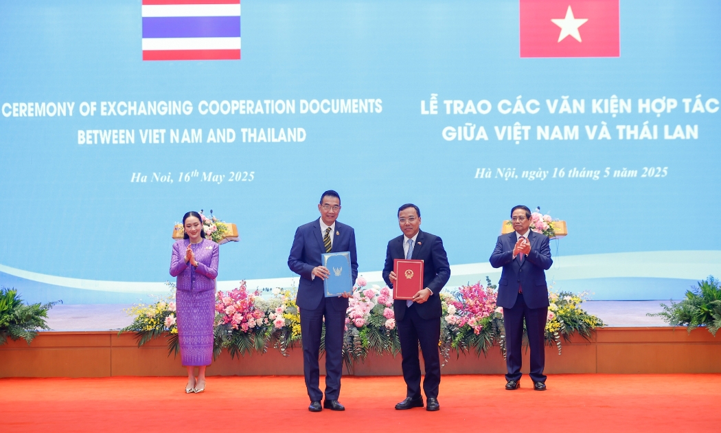 Thủ tướng Phạm Minh Chính và Thủ tướng Thái Lan Paetongtarn Shinawatra chứng kiến trao Bản ghi nhớ giữa Bộ Công Thương Việt Nam và Bộ Thương mại Thái Lan về hợp tác trong lĩnh vực kinh tế và thương mại - Ảnh: VGP