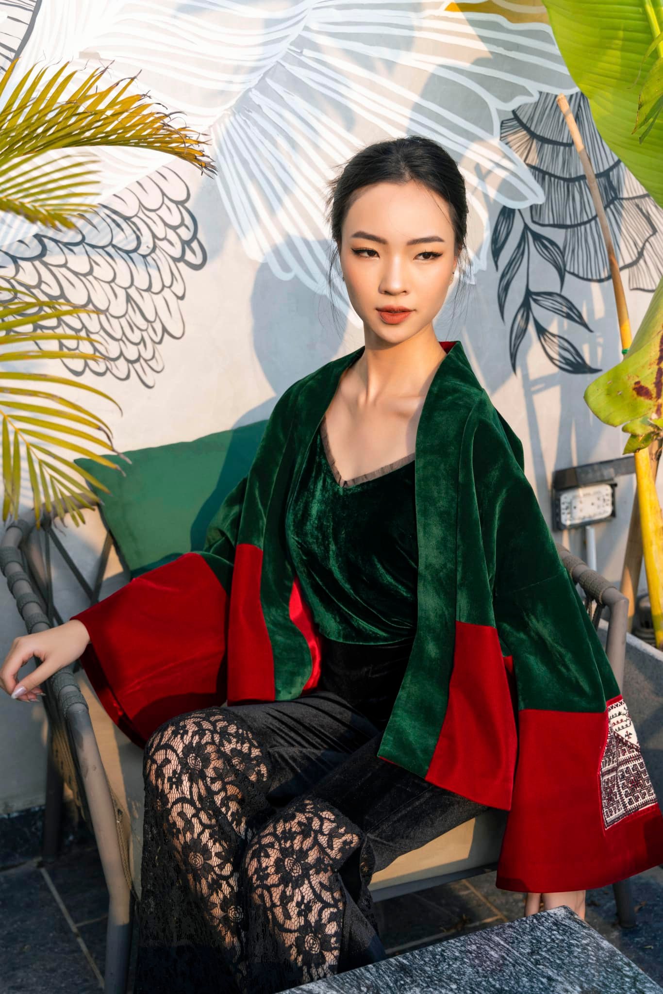Một thiết kế kết hợp giữa nhung và thổ cẩm của thương hiệu thương hiệu La Phạm.