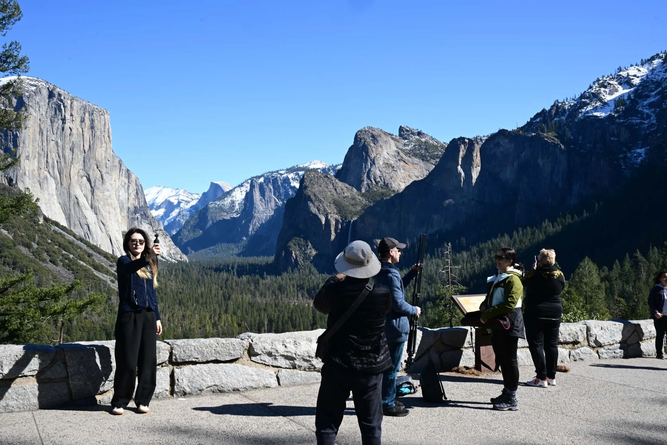 Kh&aacute;ch du lịch ngắm nh&igrave;n Grand Canyon l&uacute;c b&igrave;nh minh ở Arizona. Ảnh: Bloomberg