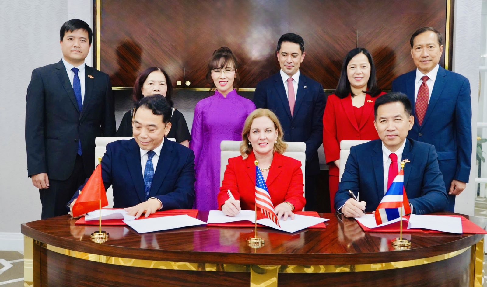 Vietjet sẽ chuyển giao 50 tàu bay Boeing 737 cho Vietjet Thái Lan thuộc hợp đồng đặt mua 200 tàu bay đã được ký kết giữa Vietjet và Boeing.